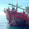 Tàu cá QB 91886 TS bị hư hỏng nặng ở phần mũi tàu sau va chạm. (Ảnh: TTXVN phát)