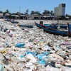 Hàng chục tấn rác thải vây kín đầm nước mặn Sa Huỳnh. (Ảnh: Phạm Cường/TTXVN)