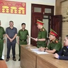 Cơ quan Cảnh sát Điều tra Công an tỉnh Lâm Đồng đọc quyết định bắt tạm giam bị can Cà Đức Hom. (Nguồn: Công an tỉnh Lâm Đồng)