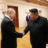 Nhà lãnh đạo Triều Tiên Kim Jong-un (phải) và Tổng thống Nga Vladimir Putin tại cuộc gặp ở Bình Nhưỡng ngày 19/6/2024. (Ảnh: Yonhap/TTXVN)