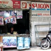 Một sạp bán báo giấy hiếm hoi tại quận Phú Nhuận. (Ảnh: Hồng Đạt/TTXVN)