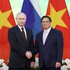 Thủ tướng Phạm Minh Chính và Tổng thống Liên bang Nga Vladimir Putin chụp ảnh chung. (Ảnh: Dương Giang/ TTXVN)