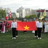 Các vận động viên làm lễ chào cờ. (Ảnh: Quang Vinh/ TTXVN)
