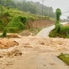 Nhiều tuyến đường tại huyện Văn Yên bị ngập và sạt lở. (Ảnh: TTXVN phát)