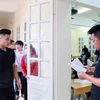 Các thí tại điểm thi Trường THPT Tô Hiệu, thành phố Sơn La, tỉnh Sơn La đến làm thủ tục dự thi Tốt nghiệp Trung học phổ thông năm 2024. (Ảnh: Quang Quyết/TTXVN)