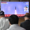 Người dân tại Seoul, Hàn Quốc theo dõi bản tin truyền hình về vụ phóng tên lửa của Triều Tiên ngày 30/5/2024. (Ảnh: AFP/TTXVN)