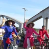 Áo dài với đạp xe vì môi trường ở cố đô Huế
