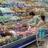 Khách hàng chọn mua thực phẩm tại siêu thị Co.opmart Thanh Hà (thành phố Phan Rang-Tháp Chàm, Ninh Thuận). (Ảnh: Nguyễn Thành/ TTXVN)