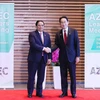 Thủ tướng Nhật Bản Kishida Fumio đón Thủ tướng Phạm Minh Chính dự Hội nghị thượng đỉnh Cộng đồng châu Á phát thải ròng bằng 0 (AZEC). (Ảnh: Dương Giang/TTXVN)