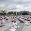 Các Yogi (người tập luyện Yoga) trình diễn tại quảng trường Hoà Bình. (Ảnh: Trọng Đạt/TTXVN)