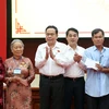 Chủ tịch Quốc hội Trần Thanh Mẫn trao quà tặng cho các Mẹ Việt Nam Anh hùng, gia đình chính sách, người có công với cách mạng trên địa bàn tỉnh Hậu Giang. (Ảnh: Thống Nhất/TTXVN)