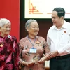 Chủ tịch Quốc hội Trần Thanh Mẫn thăm hỏi, tặng quà cho Mẹ Việt Nam Anh hùng, gia đình chính sách, người có công với cách mạng. (Ảnh: Thống Nhất/TTXVN)