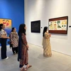 Triển lãm tranh của các họa sỹ Ấn Độ và các nước thành viên ASEAN thu hút sự quan tâm của nhiều khách tham quan. (Ảnh: Đỗ Quyên/TTXVN)