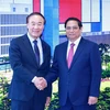 Giám đốc điều hành, Phó Chủ tịch Tập đoàn Samsung Young Hyun Jun đón Thủ tướng Phạm Minh Chính. (Ảnh: Dương Giang/TTXVN)