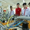 Giới thiệu mô hình tự động hóa cho sinh viên Lớp Điện tử Công nghiệp K13 của Trường Cao đẳng nghề Công nghệ cao Hà Nội. (Ảnh: Hoàng Hiếu/ TTXVN)