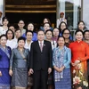 Chủ tịch Quốc hội Trần Thanh Mẫn với đại biểu Hội Phụ nữ và nữ doanh nhân Campuchia và Lào. (Ảnh: Doãn Tấn/ TTXVN)