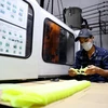 Công nhân làm khuôn nhựa sản xuất giày da tại thành phố Thuận An, tỉnh Bình Dương. (Ảnh: Hồng Đạt/ TTXVN)