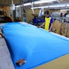 Cắt may tại xưởng gia công dệt may xuất khẩu Công ty TNHH May mặc Dony, xã Vĩnh Lộc A, huyện Bình Chánh, Thành phố Hồ Chí Minh. (Ảnh: Hồng Đạt/ TTXVN)