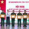 Tặng Bằng khen của Chủ tịch Ủy ban Nhân dân tỉnh Tây Ninh cho các cá nhân có thành tích xuất sắc. (Ảnh: Minh Phú/TTXVN)