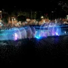 Chương trình nhạc nước biểu diễn trên sông Sài Gòn đoạn phố đi bộ Bạch Đằng, thành phố Thủ Dầu Một, tỉnh Bình Dương là điểm thu hút đông du khách. (Ảnh: TTXVN phát)