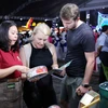Khách du lịch tìm mua sản phẩm yến sào của tỉnh Ninh Thuận được trưng bày, giới thiệu tại ngày hội. (Ảnh: Trần Lê Lâm/TTXVN)