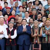 Thủ tướng Phạm Minh Chính với đại biểu già làng, trưởng bản, nghệ nhân và người có uy tín tiêu biểu. (Ảnh: Dương Giang/TTXVN)