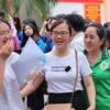 Niềm vui của phụ huynh và thí sinh tại điểm thi Trường Trung học Cơ sở Ngô Sĩ Liên, quận Hoàn Kiếm sau khi hoàn thành bài thi Ngữ văn. (Ảnh: Hoàng Hiếu/TTXVN)