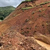 Khối lượng đất đá sạt lở ước trên 5.000 mét khối, gây ách tắc giao thông cục bộ trên Quốc lộ 4H, tỉnh Lai Châu. (Ảnh: TTXVN phát)