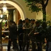 Cảnh sát Thái Lan được triển khai bên ngoài khách sạn Grand Hyatt Erawan ở thủ đô Bangkok, nơi phát hiện các công dân Việt Nam thiệt mạng. (Nguồn: THX/TTXVN)