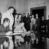Vào lúc 24 giờ ngày 20/7/1954 (giờ Geneva), tức sáng 21/7/1954 (giờ Hà Nội), Thứ trưởng Bộ Quốc phòng Tạ Quang Bửu thay mặt Chính phủ và Bộ Tổng tư lệnh Quân đội nhân dân Việt Nam ký Hiệp định đình chiến ở Việt Nam. (Ảnh: Tư liệu TTXVN)