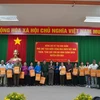 Phó Chủ tịch nước Võ Thị Ánh Xuân cùng Đoàn công tác tặng quà 76 đối tượng chính sách, người có công, cựu tù chính trị đang sinh sống trên địa bàn huyện Côn Đảo. (Ảnh: TTXVN phát)
