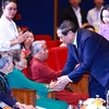 Thủ tướng Phạm Minh Chính với người có công với cách mạng tiêu biểu toàn quốc năm 2024. (Ảnh: Dương Giang/TTXVN)