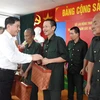 Chủ nhiệm Ủy ban Kiểm tra Trung ương Trần Cẩm Tú trao quà cho các thương binh, bệnh binh nặng ở Thái Bình. (Ảnh: Thế Duyệt/TTXVN)
