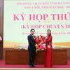 Bí thư Tỉnh ủy Quảng Ngãi Bùi Thị Quỳnh Vân tặng hoa tân Chủ tịch Ủy ban Nhân dân tỉnh Nguyễn Hoàng Giang (trái). (Ảnh: Phạm Cường/TTXVN)