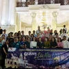 Đoàn du khách trải nghiệm tour “Quận 1 - Sắc màu đêm” tại Thành phố Hồ Chí Minh. (Ảnh: Mỹ Phương/TTXVN)