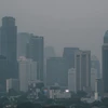 Các tòa nhà chìm trong khói mù ô nhiễm tại Jakarta, Indonesia, ngày 23/8/2023. (Ảnh: AFP/TTXVN)