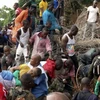 Cứu hộ tại một vụ sập nhà ở Sierra Leone. (Nguồn: AFP)