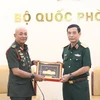 Đại tướng Phan Văn Giang trao quà lưu niệm tặng Đại tướng Tan Sri Datuk Seri Mohammad bin Ab Rahman. (Ảnh: Hồng Pha/TTXVN phát)