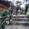 Lực lượng Biên phòng Cô Tô giúp người dân chằng chống tàu thuyền tại nơi neo đậu an toàn. (Ảnh: TTXVN phát)