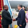 Chủ nhiệm Văn phòng Chủ tịch nước Lê Khánh Hải đón Tổng thống Mozambique Filipe Jacinto Nyusi và Phu nhân tại sân bay quốc tế Nội Bài. (Ảnh: Phạm Kiên/TTXVN)