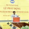 Phó Thủ tướng, Bộ Ngoại giao Bùi Thanh Sơn ủng hộ đồng bào bị thiệt hại do cơn bão số 3 gây ra. (Ảnh: TTXVN phát)