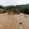 Nước sông ở xã miền núi Vĩnh Ô, huyện Vĩnh Linh (Quảng Trị) đang lên và chảy xiết gây nguy cơ ngập lụt và sạt lở. (Ảnh: TTXVN phát)