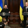 Tổng thống Mỹ Joe Biden (phải) và Tổng thống Ukraine Volodymyr Zelensky trong cuộc gặp tại Nhà Trắng, Washington DC., ngày 12/12/2023. (Ảnh: AFP/TTXVN)