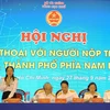 Bà Phạm Thị Minh Hiền, Phó Vụ trưởng Vụ Chính sách, Tổng cục Thuế, giải đáp vướng mắc của người nộp thuế. (Ảnh: Hứa Chung/TTXVN)