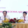 Đại diện lãnh đạo Sở Y tế Thành phố Hồ Chí Minh giải đáp thắc mắc của doanh nghiệp. (Ảnh: Đinh Hằng/TTXVN) 