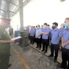 Cơ quan Công an tỉnh Đồng Nai công bố lệnh bắt, khám xét nơi làm việc của các đối tượng tại Trung tâm đăng kiểm 60-04D. (Ảnh: TTXVN phát)