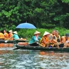 Du khách trong và ngoài nước tham quan khu du lịch Tràng An (Ninh Bình). (Ảnh: Minh Đức/TTXVN)