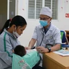 Trẻ được bác sỹ khám sàng lọc trước khi thực hiện tiêm vaccine 6 trong 1 tại Bệnh viện Nhi đồng Đồng Nai. (Ảnh: Lê Xuân/TTXVN)