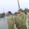 Bí thư Tỉnh ủy Quảng Ngãi Bùi Thị Quỳnh Vân kiểm tra công tác ứng phó bão số 6 tại khu vực biển huyện Bình Sơn. (Ảnh: Đinh Hương/ TTXVN)