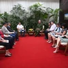 Chủ tịch Cuba Miguel Díaz-Canel tiếp ông Trần Thanh Tú, Chủ tịch sáng lập Công ty cổ phần đầu tư và thương mại Thái Bình tại La Habana. (Ảnh: Mai Phương/TTXVN)